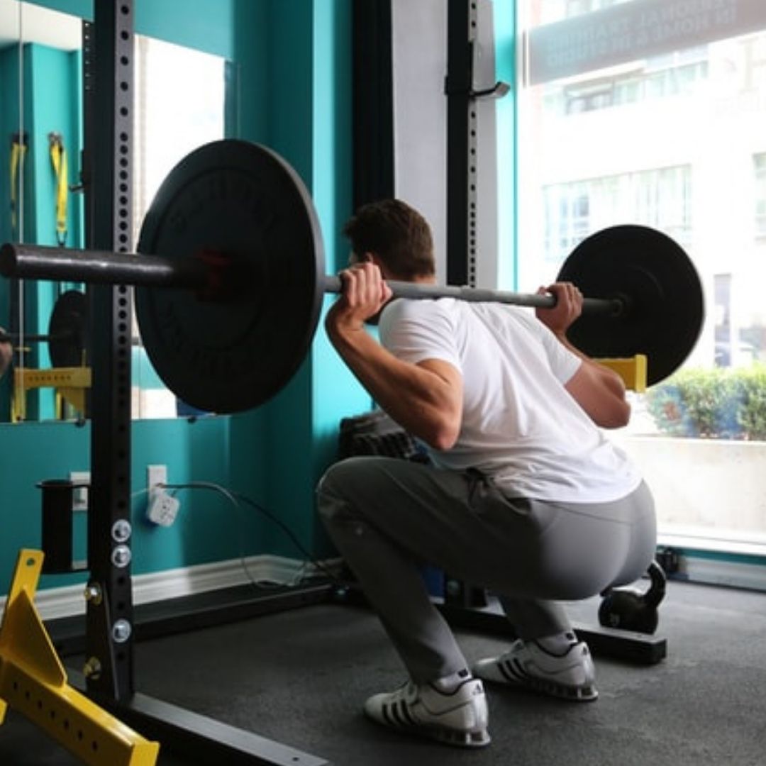 Front Squat Machine vs. Barbell Squats : Fitness Tips for a Healthy Body 